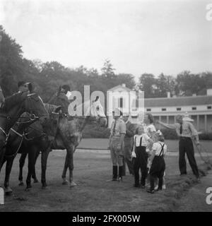 Parti d'équitation Princesses à cheval, 19 septembre 1947, Princesses, pays-Bas, agence de presse du xxe siècle photo, nouvelles à retenir, documentaire, photographie historique 1945-1990, histoires visuelles, L'histoire humaine du XXe siècle, immortaliser des moments dans le temps Banque D'Images