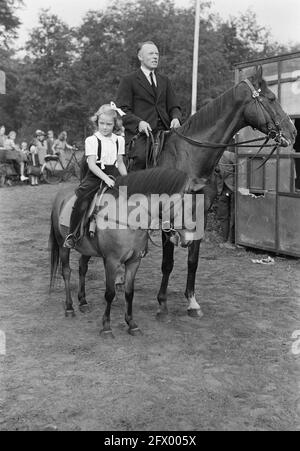Parti d'équitation Princesses à cheval, 19 septembre 1947, Princesses, pays-Bas, agence de presse du xxe siècle photo, nouvelles à retenir, documentaire, photographie historique 1945-1990, histoires visuelles, L'histoire humaine du XXe siècle, immortaliser des moments dans le temps Banque D'Images