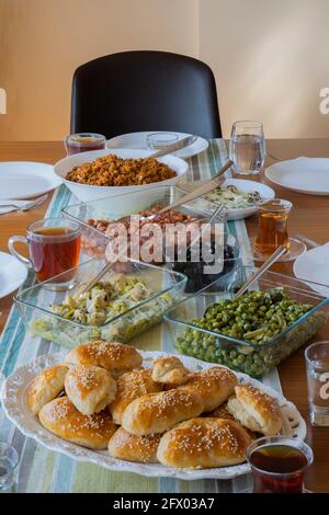 Brunch avec cuisine traditionnelle turque et méditerranéenne avec haricots rouges à l'huile d'olive, artichauts, petits pois, kısır et thé noir. Banque D'Images