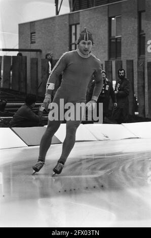 Compétitions de patinage de vitesse pour la première coupe du monde ISSL pour pro à de Uithof à la Haye, numéro 3 Neil Blachford (USA) en action, numéro 4 Hasse Borjes (Suède), 6 janvier 1973, patinage de vitesse, sports, Pays-Bas, Agence de presse du XXe siècle photo, nouvelles à retenir, documentaire, photographie historique 1945-1990, histoires visuelles, L'histoire humaine du XXe siècle, immortaliser des moments dans le temps Banque D'Images