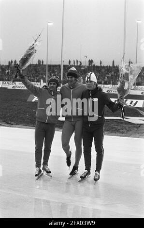 Compétitions de patinage pour la première coupe du monde ISSL pour professionnel à de Uithof à la Haye, de gauche à droite Bols, Schenk, Olsen avec fleurs, en hommage à 5000 mètres, 6 janvier 1973, SCHATSEN, honorant, sports, pays-Bas, agence de presse du XXe siècle photo, news to remember, documentaire, photographie historique 1945-1990, histoires visuelles, L'histoire humaine du XXe siècle, immortaliser des moments dans le temps Banque D'Images