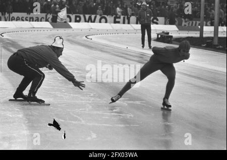 Compétitions de patinage pour la première coupe du monde ISSL pour professionnel à de Uithof à la Haye, Anton Huiskes donne les directions de Jan Bols, 6 janvier 1973, SCHATSEN, sport, Pays-Bas, Agence de presse du XXe siècle photo, nouvelles à retenir, documentaire, photographie historique 1945-1990, histoires visuelles, L'histoire humaine du XXe siècle, immortaliser des moments dans le temps Banque D'Images