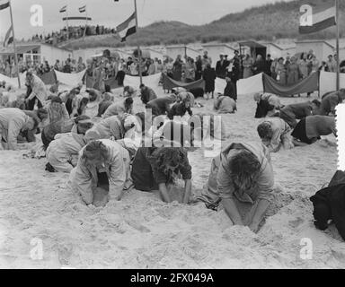 Treasure digs at Egmond aan Zee, 26 août 1951, pays-Bas, agence de presse du XXe siècle photo, news to Remember, documentaire, photographie historique 1945-1990, histoires visuelles, L'histoire humaine du XXe siècle, immortaliser des moments dans le temps Banque D'Images