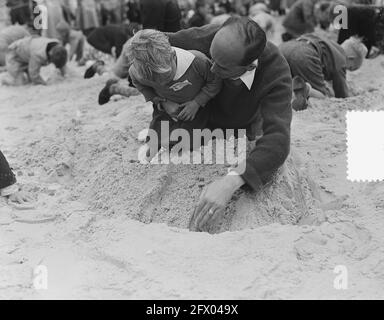 Treasure excavation à Egmond aan Zee, 26 août 1951, pays-Bas, agence de presse du XXe siècle photo, news to Remember, documentaire, photographie historique 1945-1990, histoires visuelles, L'histoire humaine du XXe siècle, immortaliser des moments dans le temps Banque D'Images