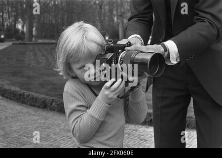 Peinture du Prince Willem Alexander à l'occasion du sixième anniversaire, Willem-Alexander avec caméra, 16 avril 1973, caméras, Peintures, anniversaires, pays-Bas, Agence de presse du XXe siècle photo, nouvelles à retenir, documentaire, photographie historique 1945-1990, histoires visuelles, L'histoire humaine du XXe siècle, immortaliser des moments dans le temps Banque D'Images