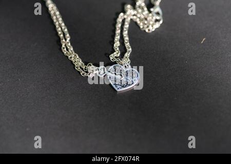 Couple ensemble pendentif collier avec une clé et un coeur pour les amoureux de gros plan. Mise au point sélective Banque D'Images