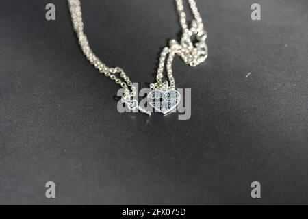 Couple ensemble pendentif collier avec une clé et un coeur pour les amoureux de gros plan. Mise au point sélective Banque D'Images