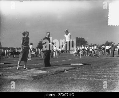 Journée des sports scolaires à Amsterdam. Course à pied et saut long, 9 juin 1953, School Fields Days, PRINTEMPS, Pays-Bas, Agence de presse du XXe siècle photo, nouvelles à retenir, documentaire, photographie historique 1945-1990, histoires visuelles, L'histoire humaine du XXe siècle, immortaliser des moments dans le temps Banque D'Images