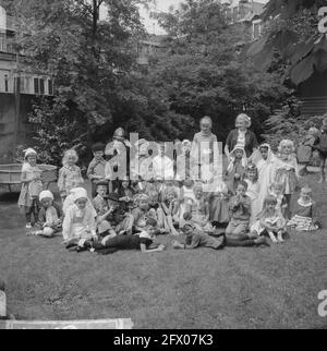 Les approches de vacances scolaires à la maternelle à Amsterdam les élèves s'habiller, toute la classe, 13 juillet 1964, vacances scolaires, Jardins d'enfants, élèves, habillés, pays-Bas, Agence de presse du XXe siècle photo, nouvelles à retenir, documentaire, photographie historique 1945-1990, histoires visuelles, L'histoire humaine du XXe siècle, immortaliser des moments dans le temps Banque D'Images