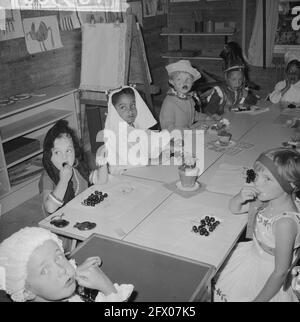 Les approches de vacances scolaires à la maternelle à Amsterdam les élèves s'habiller, toute la classe, 13 juillet 1964, vacances scolaires, Jardins d'enfants, élèves, habiller, pays-Bas, Agence de presse du XXe siècle photo, nouvelles à retenir, documentaire, photographie historique 1945-1990, histoires visuelles, L'histoire humaine du XXe siècle, immortaliser des moments dans le temps Banque D'Images