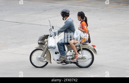 SAMUT PRAKAN, THAÏLANDE, JUILLET 25 2020, UN homme avec une fille manèges moto Banque D'Images