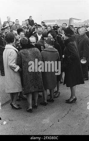 Parents-en-droit et 2 sœurs de Don Carlos à l'aéroport de Schiphol, la famille royale était présente pour les accueillir, la princesse Margriet embrasse le prince Xavier, le père de Carel Hugo, 10 février 1964, maison royale, engagements, Aéroports, pays-Bas, Agence de presse du XXe siècle photo, nouvelles à retenir, documentaire, photographie historique 1945-1990, histoires visuelles, L'histoire humaine du XXe siècle, immortaliser des moments dans le temps Banque D'Images