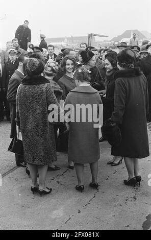 Beaux-parents et 2 sœurs de Don Carlos à l'aéroport de Schiphol, de gauche à droite Prince Carel Hugo, Princesse Irene, Dona Magdalena (mère du Prince Hugo), Prince Xavier (père du Prince Carel Hugo), 10 février 1964, famille royale, princes, Princesses, engagements, aéroports, pays-Bas, agence de presse du XXe siècle photo, news to remember, documentaire, photographie historique 1945-1990, histoires visuelles, L'histoire humaine du XXe siècle, immortaliser des moments dans le temps Banque D'Images