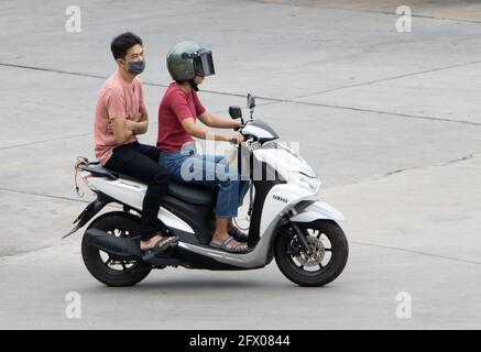 SAMUT PRAKAN, THAÏLANDE, JUILLET 25 2020, le couple se déplace en moto dans la rue. Banque D'Images