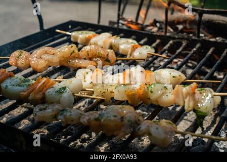 Brochettes de poisson sur le gril Banque D'Images