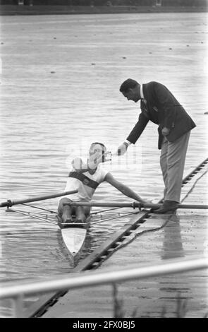 Championnats européens d'aviron Bosbaan, 12 East German s 15, skiff est-allemand, cérémonie de remise des prix, 8 août 1964, CHAMPIONNATS, ROOING, prix, cérémonies, pays-Bas, agence de presse du xxe siècle photo, nouvelles à retenir, documentaire, photographie historique 1945-1990, histoires visuelles, L'histoire humaine du XXe siècle, immortaliser des moments dans le temps Banque D'Images