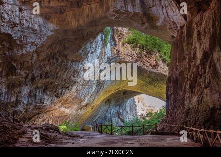 Vue panoramique à l'intérieur de la grotte Devetaki Devetashka près du village et de la rivière Osam en Bulgarie Banque D'Images