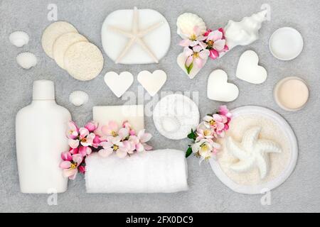 Produits et ingrédients nettoyants naturels pour la peau avec savons, gommages, éponges, crème hydratante et fleurs de pomme avec coquillages décoratifs. F Banque D'Images