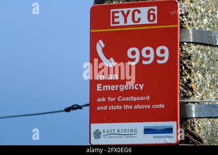 999 panneau des services d'urgence sur le haut de la falaise. appelez le garde-côtes. Banque D'Images