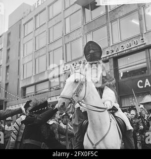 Sinterklaas à cheval pendant l'entrée, 17 novembre 1965, Sinterklaas, entrées, chevaux, Pays-Bas, Agence de presse du XXe siècle photo, nouvelles à retenir, documentaire, photographie historique 1945-1990, histoires visuelles, L'histoire humaine du XXe siècle, immortaliser des moments dans le temps Banque D'Images