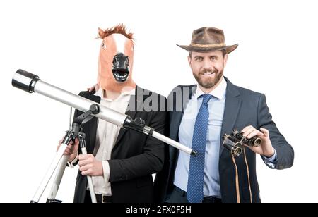 Les hommes professionnels utilisent un télescope et des jumelles pour l'observation. Observation du marché Banque D'Images