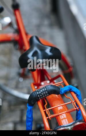 BAMBERG, ALLEMAGNE - 06 décembre 2020: Combinaison de verrouillage antivol vélo rouge ville Banque D'Images