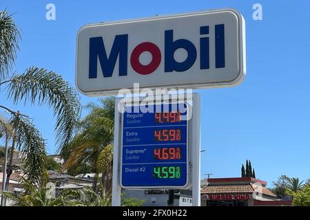 Les prix de l'essence sont observés à une station Mobil, le dimanche 23 mai 2021, à Los Angeles. Banque D'Images