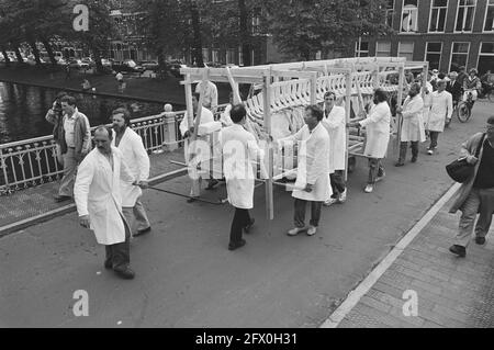 Squelette du rorqual à Leiden transféré du Musée national d'histoire à Hortus; personnel en route avec le squelette, 3 juin 1987, squelettes, poissons, Pays-Bas, Agence de presse du XXe siècle photo, nouvelles à retenir, documentaire, photographie historique 1945-1990, histoires visuelles, L'histoire humaine du XXe siècle, immortaliser des moments dans le temps Banque D'Images