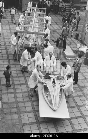 Squelette du rorqual à Leiden transféré du Musée national d'histoire à Hortus; personnel en route avec le squelette, 3 juin 1987, squelettes, poissons, Pays-Bas, Agence de presse du XXe siècle photo, nouvelles à retenir, documentaire, photographie historique 1945-1990, histoires visuelles, L'histoire humaine du XXe siècle, immortaliser des moments dans le temps Banque D'Images