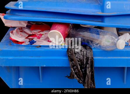 La poubelle ou la benne à ordures déborde de déchets. Banque D'Images