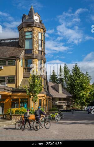 Cycliste marchant le long de Village Stroll, Whistler Village, Colombie-Britannique, Canada, Amérique du Nord Banque D'Images