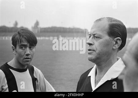 Xerxes DHC contre DOS. Numéro 9 Referee BOM, 28 mai 1968, arbitres, sports, soccer, Pays-Bas, Agence de presse du XXe siècle photo, nouvelles à retenir, documentaire, photographie historique 1945-1990, histoires visuelles, L'histoire humaine du XXe siècle, immortaliser des moments dans le temps Banque D'Images