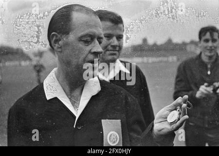 Xerxes DHC contre DOS. Arbitre BOM avec chronomètre, 28 mai 1968, arbitres, sports, soccer, Pays-Bas, Agence de presse du XXe siècle photo, nouvelles à retenir, documentaire, photographie historique 1945-1990, histoires visuelles, L'histoire humaine du XXe siècle, immortaliser des moments dans le temps Banque D'Images