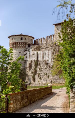 Les murs intérieurs d'un château médiéval avec une tour d'observation dans la ville de Brescia, Lombardie, Italie (photo verticale) Banque D'Images