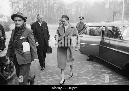 La défenseuse de case Van der Putten Miss Wigger [à gauche d'elle avec sac, Frans van der Putten], 23 mars 1962, jurisprudence, pays-Bas, agence de presse du xxe siècle photo, nouvelles à retenir, documentaire, photographie historique 1945-1990, histoires visuelles, L'histoire humaine du XXe siècle, immortaliser des moments dans le temps Banque D'Images