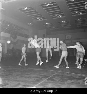 Handball intérieur pays-Bas contre la Suède, moment du match, 24 novembre 1964, handball intérieur, Pays-Bas, Agence de presse du XXe siècle photo, nouvelles à retenir, documentaire, photographie historique 1945-1990, histoires visuelles, L'histoire humaine du XXe siècle, immortaliser des moments dans le temps Banque D'Images