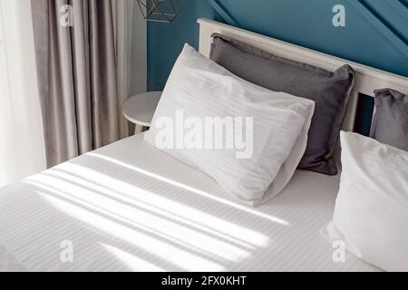 Gros plan de l'oreiller sur le lit dans un style moderne chambre Banque D'Images