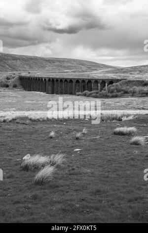 Une image en noir et blanc du viaduc de Ribblehead La ligne de chemin de fer de Carlisle dans le North Yorkshire vue sous un ciel menaçant Banque D'Images