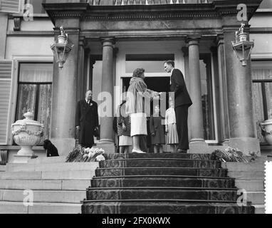 La reine Juliana reçoit un cadeau sur les marches du palais Soestdijk, 30 avril 1960, marches, cadeaux, queens, palais, pays-Bas, agence de presse du XXe siècle photo, news to remember, documentaire, photographie historique 1945-1990, histoires visuelles, L'histoire humaine du XXe siècle, immortaliser des moments dans le temps Banque D'Images