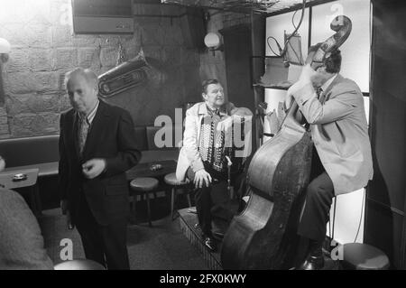 Le chanteur Leo Fuld se produit à San Remo Bar Amsterdam, commission Haagsche courant, 22 novembre 1971, bars, Chanteurs, pays-Bas, Agence de presse du XXe siècle photo, nouvelles à retenir, documentaire, photographie historique 1945-1990, histoires visuelles, L'histoire humaine du XXe siècle, immortaliser des moments dans le temps Banque D'Images