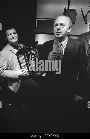 Le chanteur Leo Fuld se produit à San Remo Bar Amsterdam, affectation Haagsche courant, 22 novembre 1971, bars, Chanteurs, pays-Bas, Agence de presse du XXe siècle photo, nouvelles à retenir, documentaire, photographie historique 1945-1990, histoires visuelles, L'histoire humaine du XXe siècle, immortaliser des moments dans le temps Banque D'Images