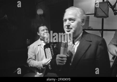 Le chanteur Leo Fuld se produit à San Remo Bar Amsterdam, affectation Haagsche courant, 22 novembre 1971, bars, chanteurs, Pays-Bas, Agence de presse du XXe siècle photo, nouvelles à retenir, documentaire, photographie historique 1945-1990, histoires visuelles, L'histoire humaine du XXe siècle, immortaliser des moments dans le temps Banque D'Images
