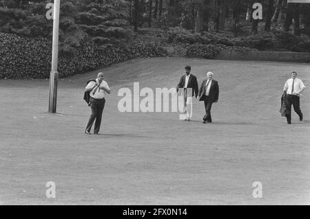 Zeist, joueur de football Frank Rijkaard devant le comité d'arbitrage en relation avec la signature de contrats pour Ajax et PSV; marche à l'audience; frs, 30 juin 1987, CONTRATS, sports, Joueurs de football, pays-Bas, agence de presse du XXe siècle photo, news to remember, documentaire, photographie historique 1945-1990, histoires visuelles, L'histoire humaine du XXe siècle, immortaliser des moments dans le temps Banque D'Images