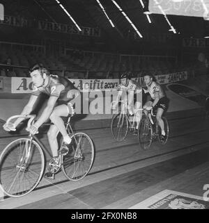 Randonnée cycliste de six jours à RAI Amsterdam. Le duo phare Bugdahl-Kemper (à droite), 15 décembre 1969, WIELRENEN, pays-Bas, agence de presse du xxe siècle photo, nouvelles à retenir, documentaire, photographie historique 1945-1990, histoires visuelles, L'histoire humaine du XXe siècle, immortaliser des moments dans le temps Banque D'Images