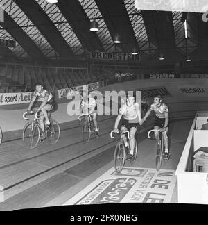 Six jours de cyclisme RAI Amsterdam, deuxième jour. Couple Post-Deloof en action, 12 décembre 1969, WIELREN, pays-Bas, agence de presse du xxe siècle photo, nouvelles à retenir, documentaire, photographie historique 1945-1990, histoires visuelles, L'histoire humaine du XXe siècle, immortaliser des moments dans le temps Banque D'Images