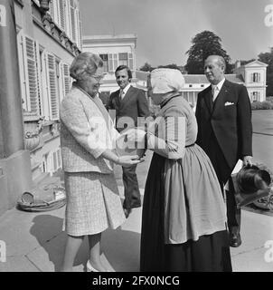 La reine Juliana est présentée avec un canon de hareng au Palais Soestdijk par une femme en costume traditionnel, 9 juin 1973, PATRIMOINE, offres, costumes traditionnels, queens, pays-Bas, agence de presse du XXe siècle photo, news to remember, documentaire, photographie historique 1945-1990, histoires visuelles, L'histoire humaine du XXe siècle, immortaliser des moments dans le temps Banque D'Images