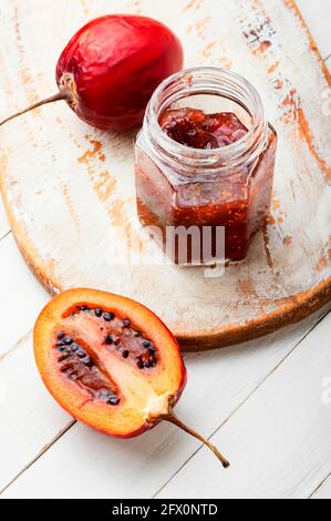 Délicieux confiture de tamarillo exotique dans un pot en verre Banque D'Images