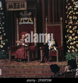 La reine Juliana lit le discours du trône, à côté de son prince Bernhard, le 1975 novembre, jour du prince, discours du trône, pays-Bas, agence de presse du xxe siècle photo, nouvelles à retenir, documentaire, photographie historique 1945-1990, histoires visuelles, L'histoire humaine du XXe siècle, immortaliser des moments dans le temps Banque D'Images