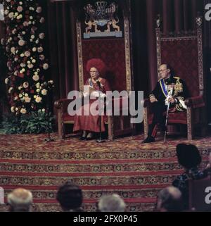 La reine Juliana lit le discours du trône, à côté de son prince Bernhard, le 1975 novembre, jour du prince, discours du trône, pays-Bas, agence de presse du xxe siècle photo, nouvelles à retenir, documentaire, photographie historique 1945-1990, histoires visuelles, L'histoire humaine du XXe siècle, immortaliser des moments dans le temps Banque D'Images