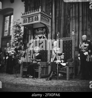 La reine Juliana lit le discours du trône. Assis à ses côtés, le Prince Bernhard, le 19 septembre 1967, le jour du Prince, discours du Trône, Pays-Bas, Agence de presse du XXe siècle photo, nouvelles à retenir, documentaire, photographie historique 1945-1990, histoires visuelles, L'histoire humaine du XXe siècle, immortaliser des moments dans le temps Banque D'Images